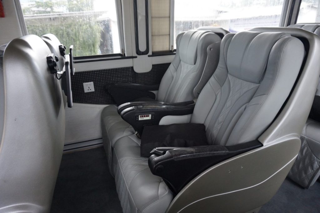 konfigurasi tempat duduk sebelah kanan bus Trac Luxury 11 seats
