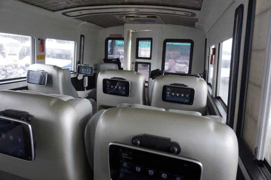 setiap tempat duduk dilengkapi dengan TV dan multimedia di bus Trac Luxury 11 seats