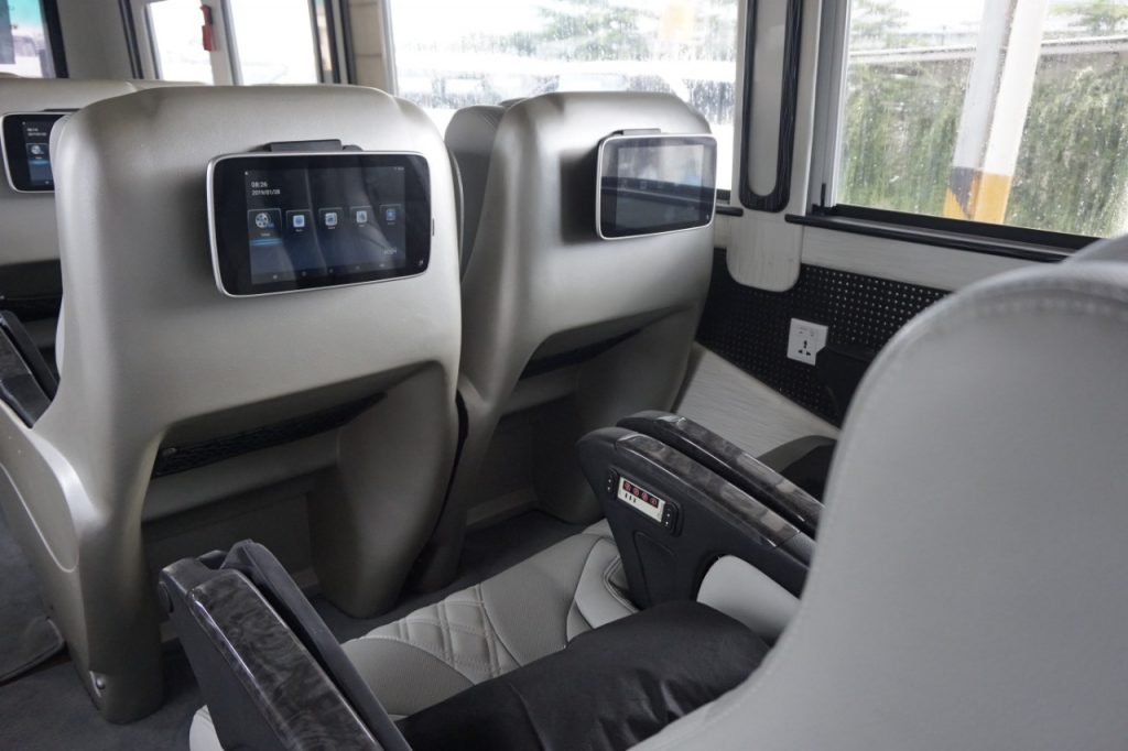 multimedia di setiap kursi bus Trac Luxury 11 seats