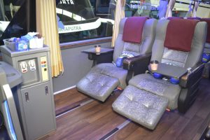 tempat duduk dilengkapi dengan tray di bus Suryaputra Business Class 18 Seats