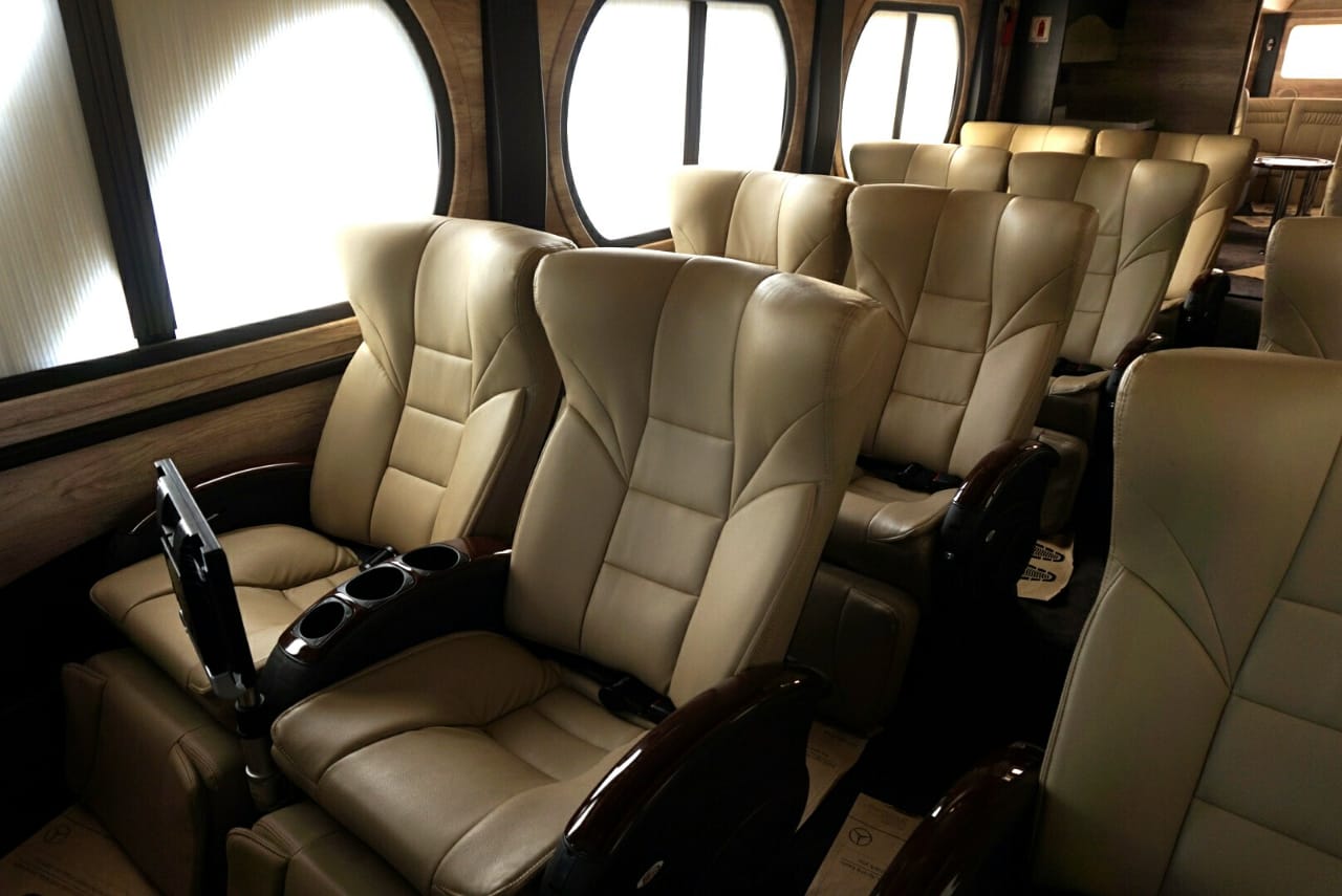 konfigurasi tempat duduk bagian kanan di bus Trac Luxury 15 seats