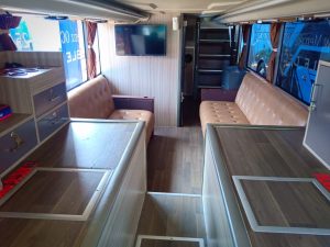 interior ruang utama (lower deck) bus Pandawa 87 Super Double Decker Premium Class