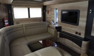 ruang multifungsi dengan sofa di bus Trac Luxury 15 seats